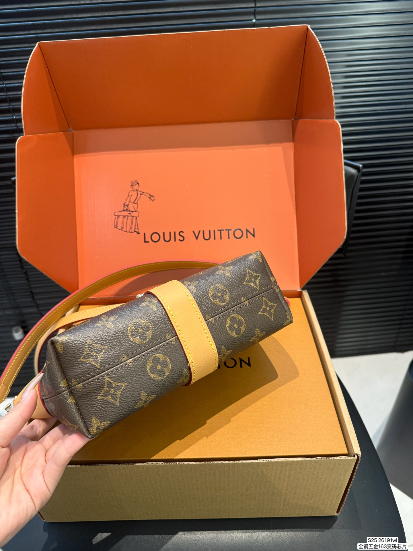 Louis Vuitton P160 163 20 12 Style RED Includes BOX color-red Crossbody Bag