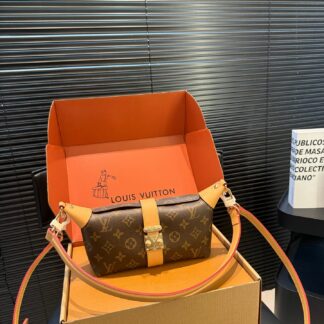 Louis Vuitton P160 163 20 12 Style RED Includes BOX color-red Crossbody Bag