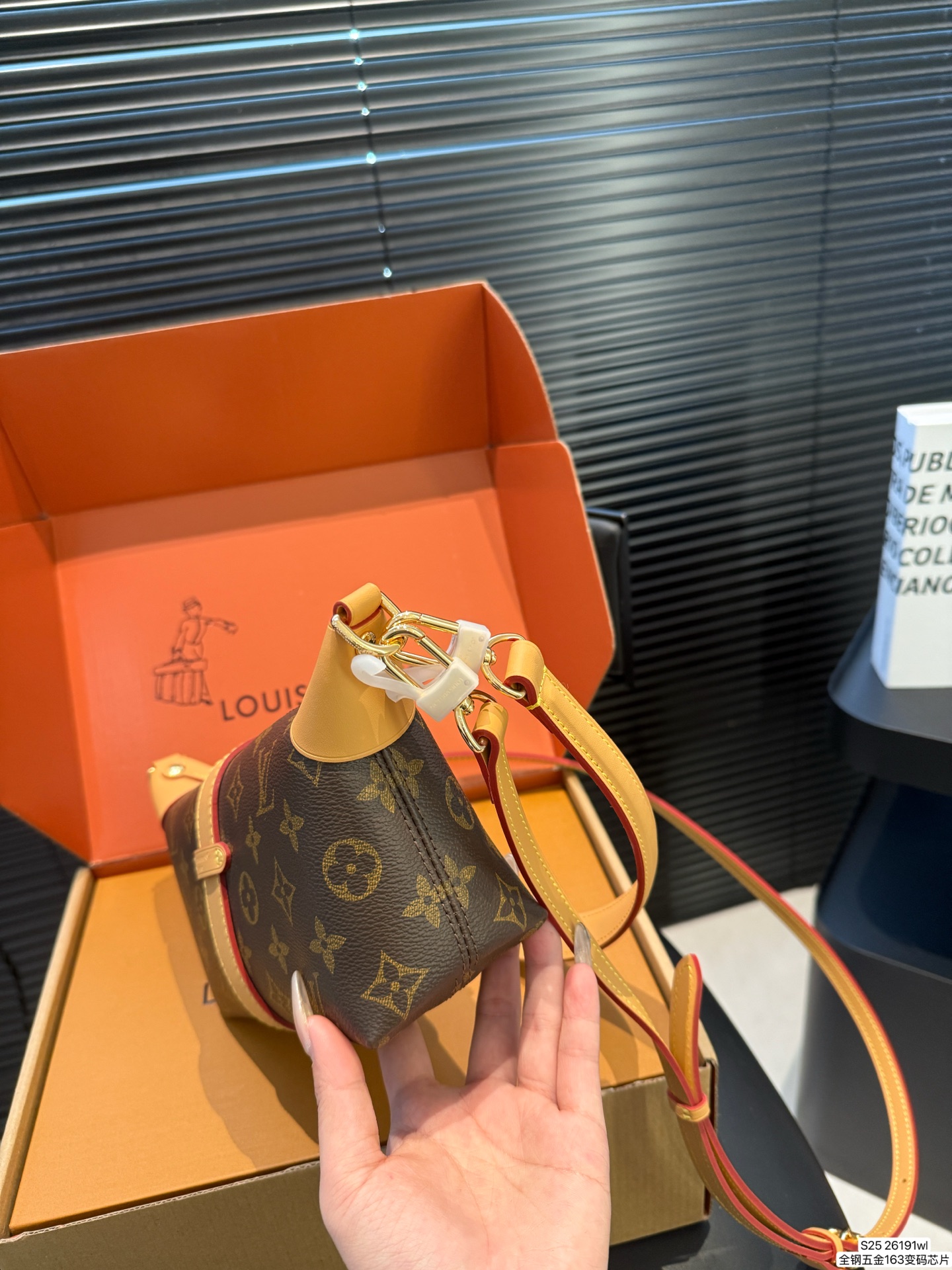 Louis Vuitton P160 163 20 12 Style RED Includes BOX color-red Crossbody Bag