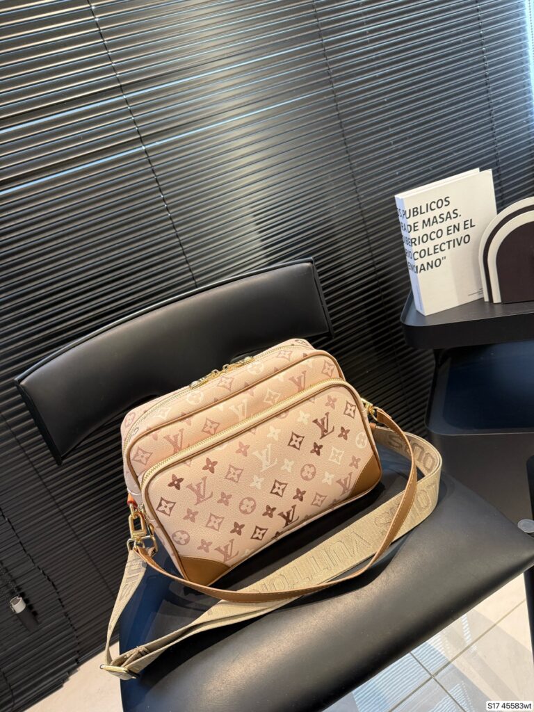 Designer P120lv Metis Handbag editorial product context 1