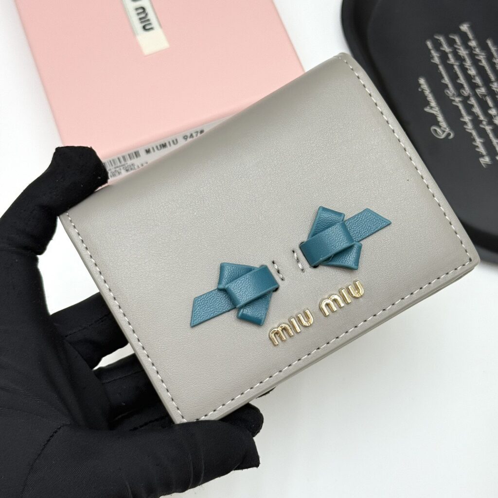 Miu Miu 11 Black Leather Wallet 5 x 10 x 3 cm editorial product context 2
