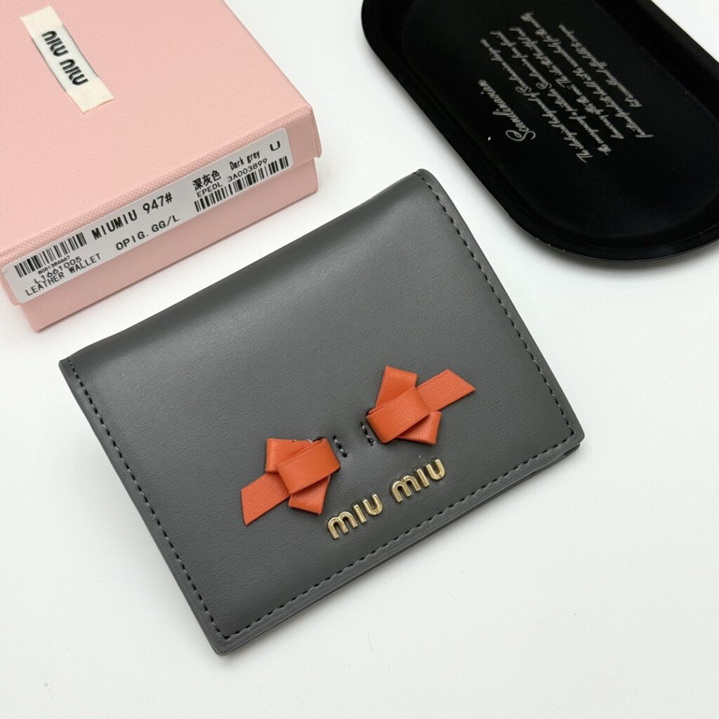 Miu Miu 11 Black Leather Wallet 5 x 10 x 3 cm editorial product context 1