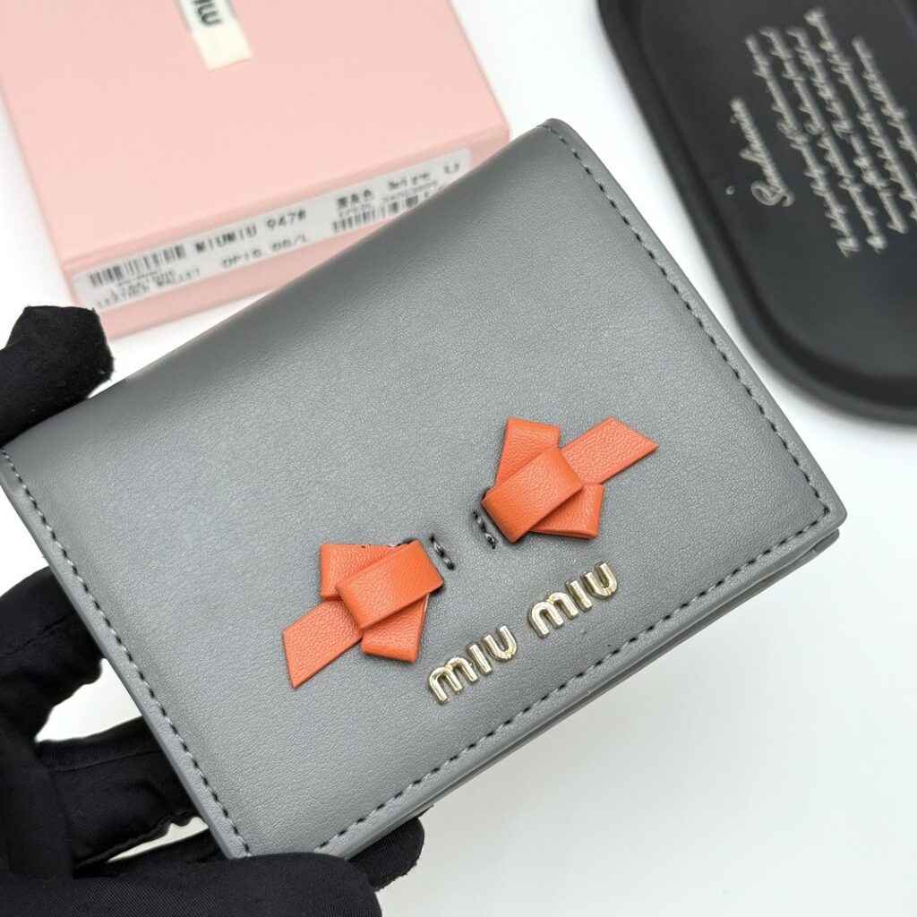 Miu Miu 11 Black Leather Wallet 5 x 10 x 3 cm editorial product context 2