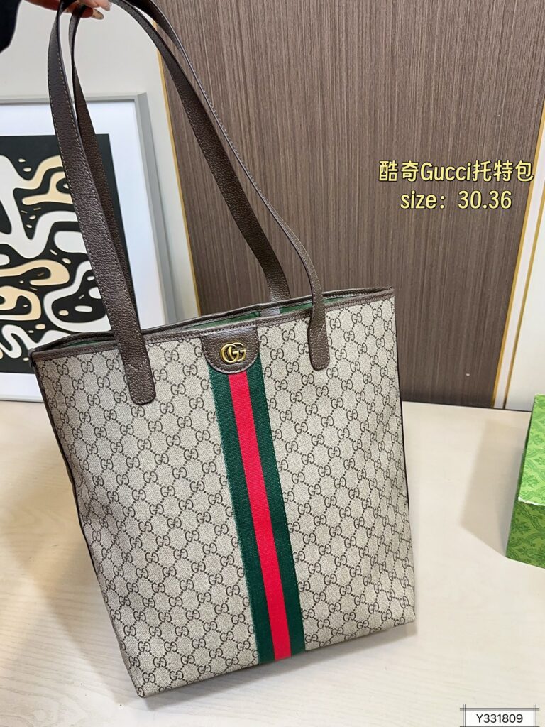 Gucci Giglio Tote Bag 30 x 36 cm editorial product context 2