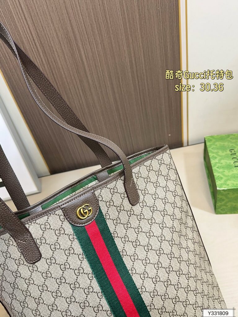 Gucci Giglio Tote Bag 30 x 36 cm editorial product context 3