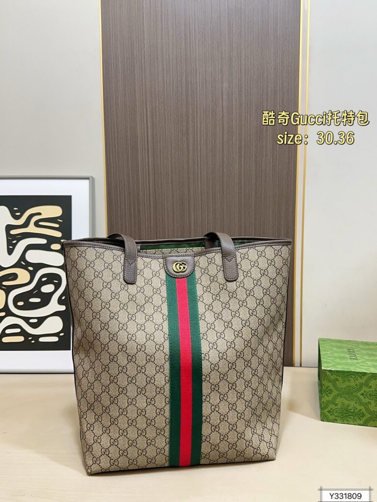 Gucci Giglio Tote Bag 30 x 36 cm editorial product context 1