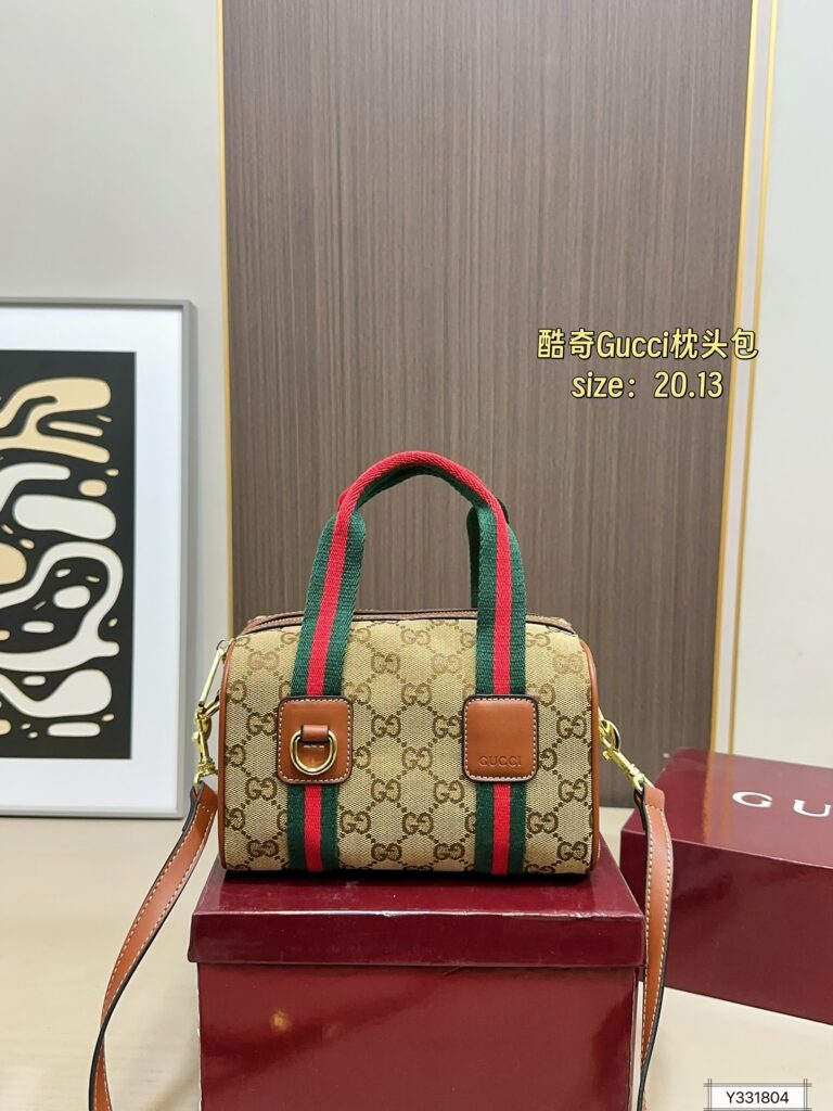 Gucci 105 20 13 Crossbody Bag 20 x 13 cm editorial product context 3