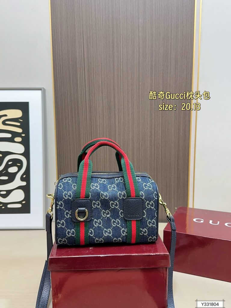 Gucci 105 20 13 Crossbody Bag 20 x 13 cm editorial product context 1