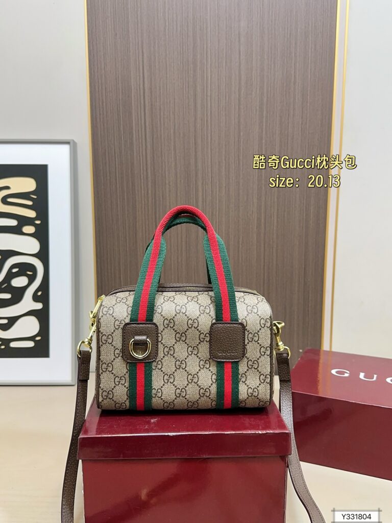 Gucci 105 20 13 Crossbody Bag 20 x 13 cm editorial product context 2