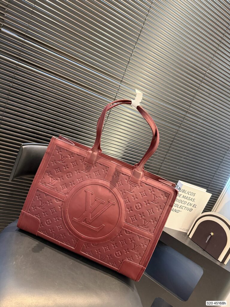 Louis Vuitton P135 42 33 Tote Bag editorial product context 3