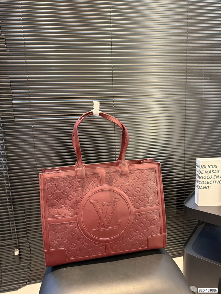 Louis Vuitton P135 42 33 Tote Bag editorial product context 1