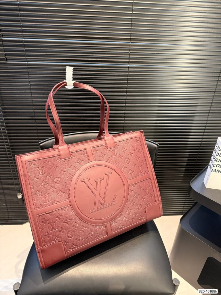 Louis Vuitton P135 42 33 Tote Bag editorial product context 2