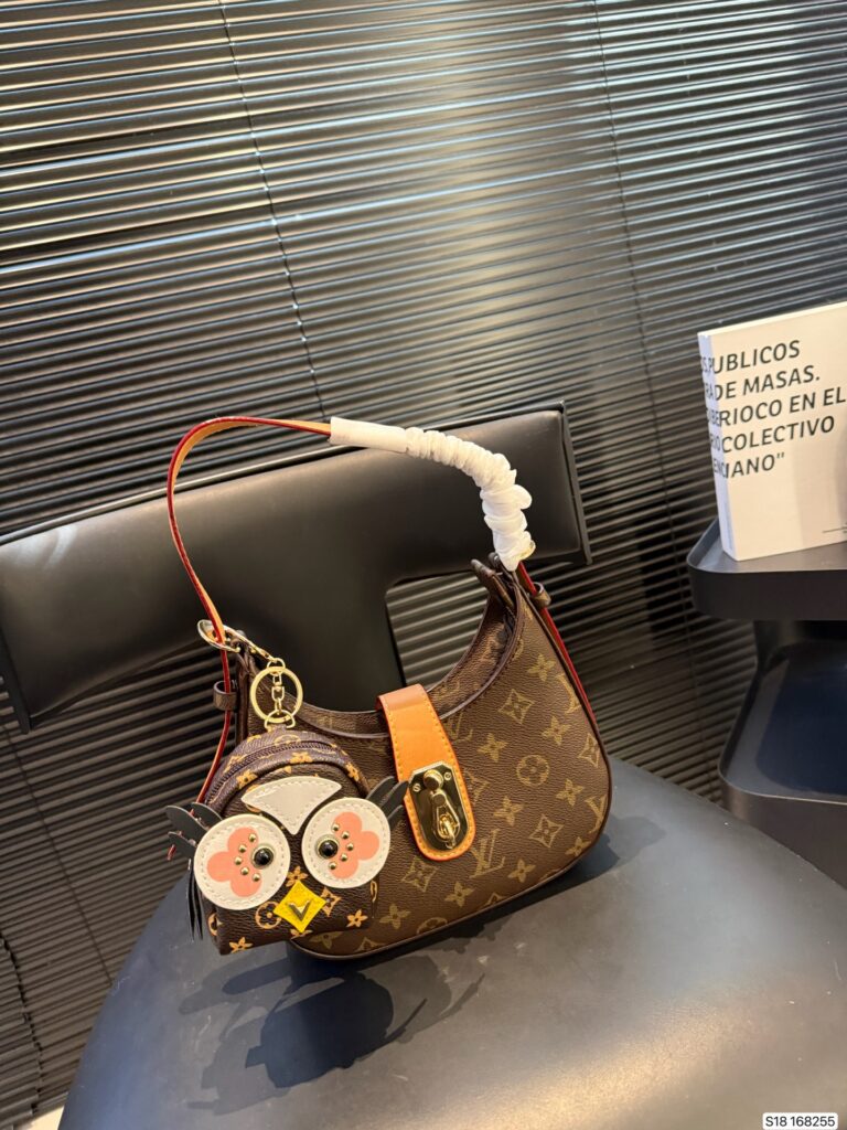 Louis Vuitton P125 21 12 Handbag editorial product context 1