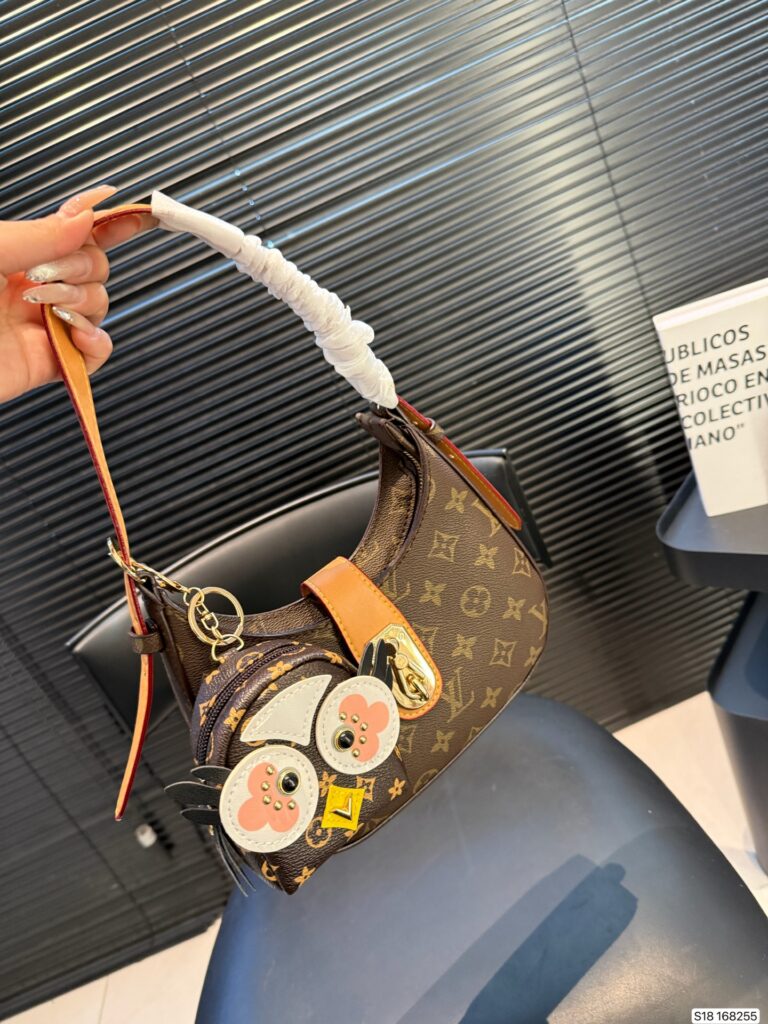 Louis Vuitton P125 21 12 Handbag editorial product context 3