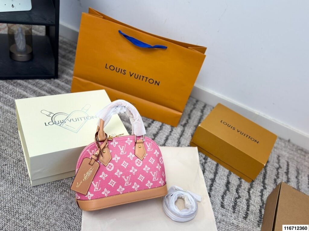 Louis Vuitton P135 24 17 Bag 24 x 17 cm editorial product context 3