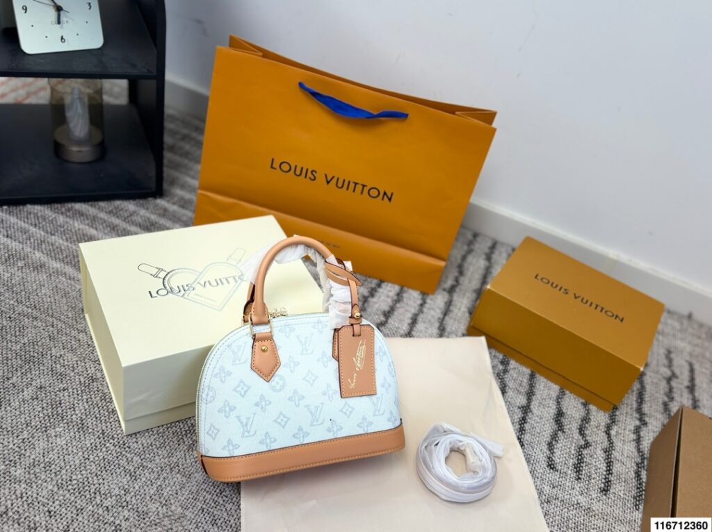 Louis Vuitton P135 24 17 Bag 24 x 17 cm editorial product context 2