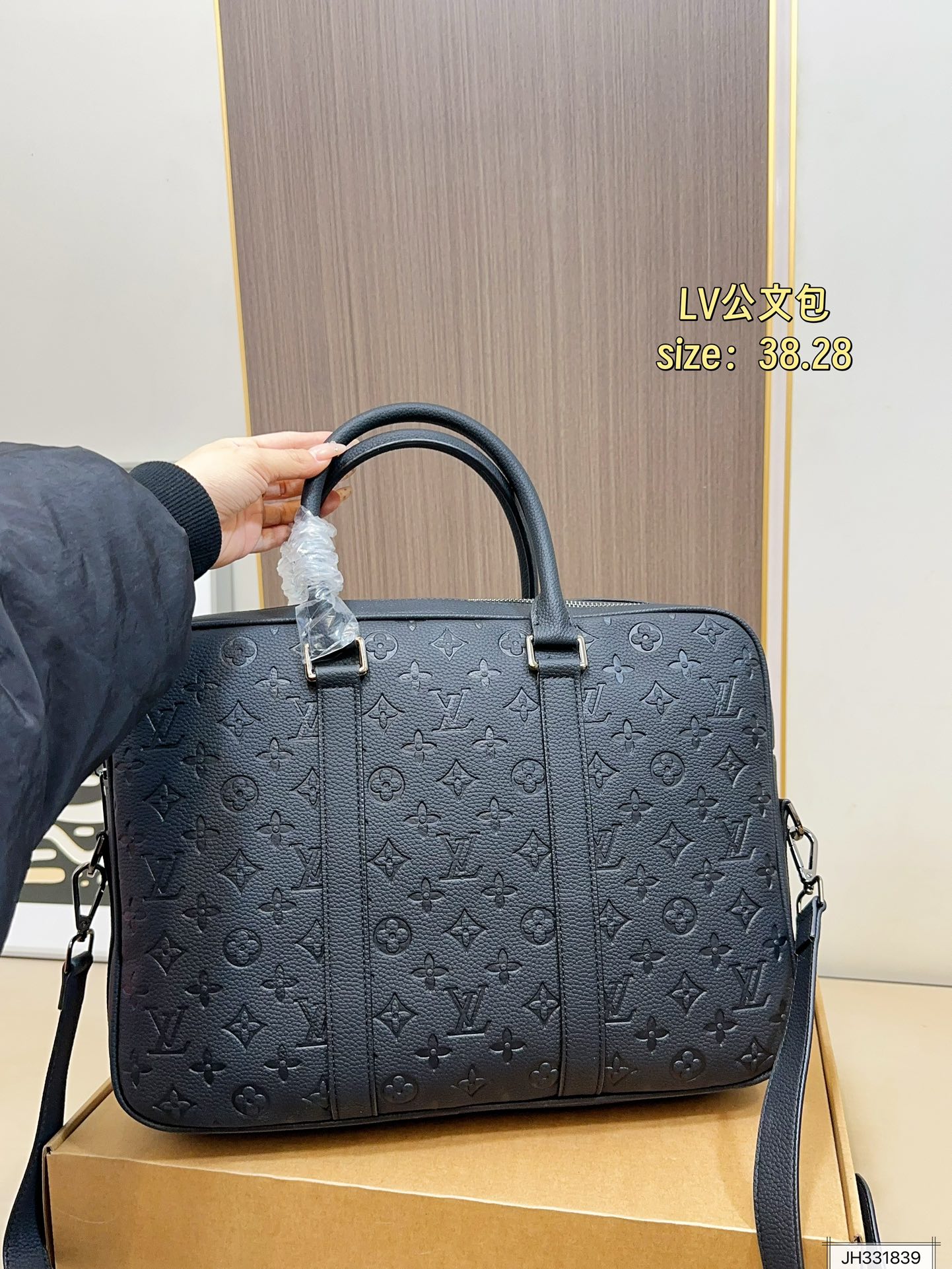 Louis Vuitton 140 logo 38 28 Shoulder Bag