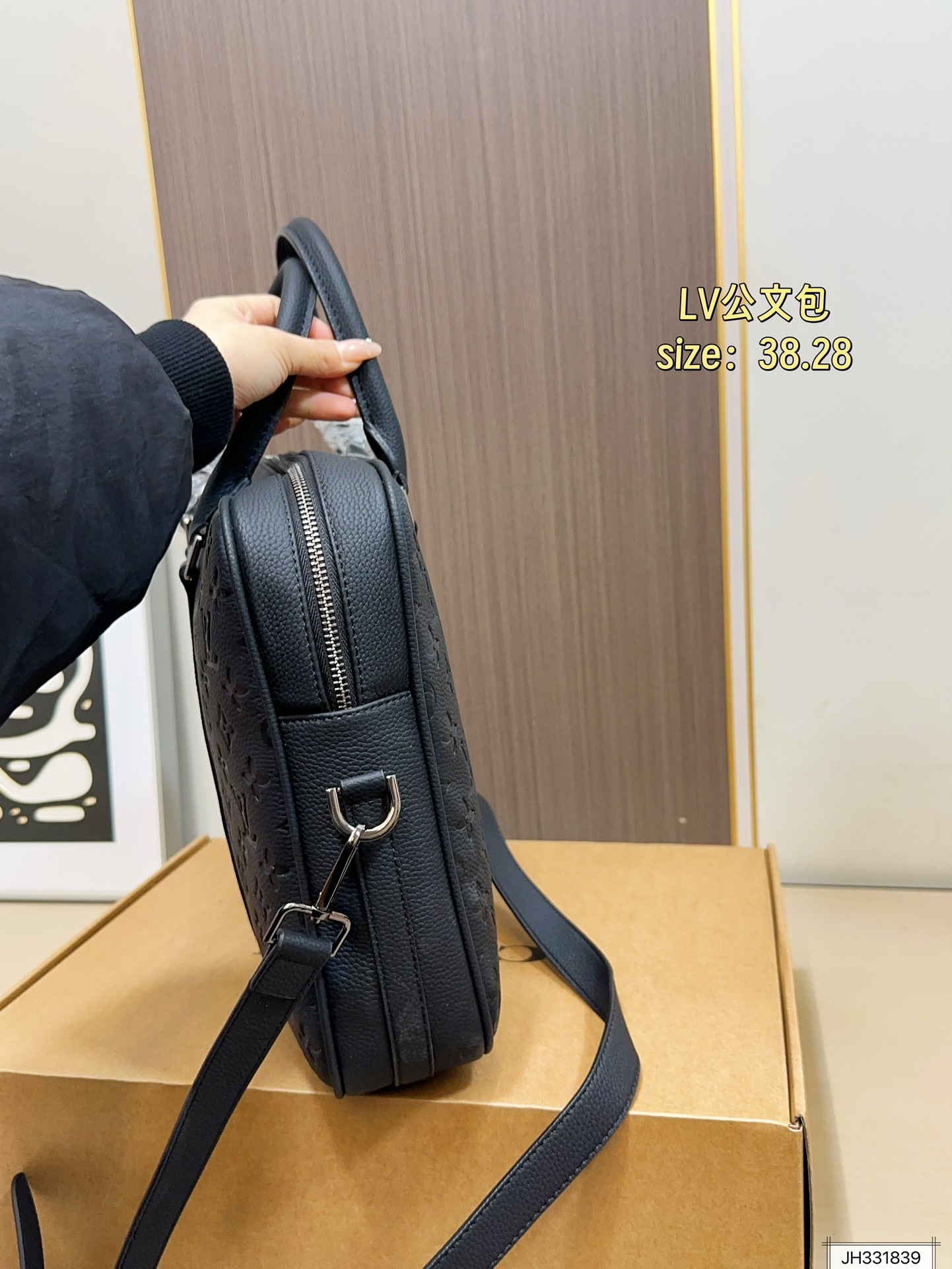 Louis Vuitton 140 logo 38 28 Shoulder Bag