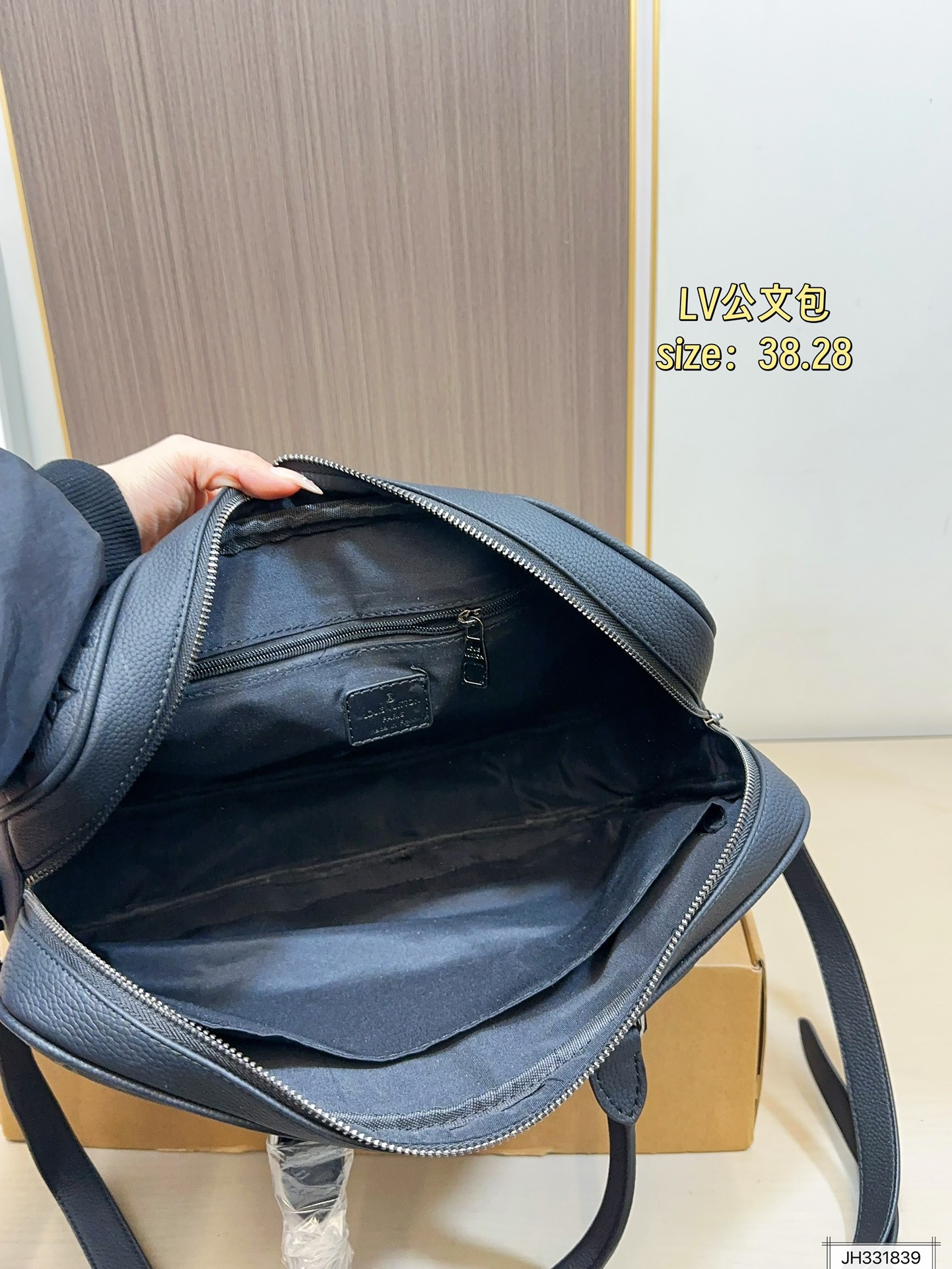 Louis Vuitton 140 logo 38 28 Shoulder Bag