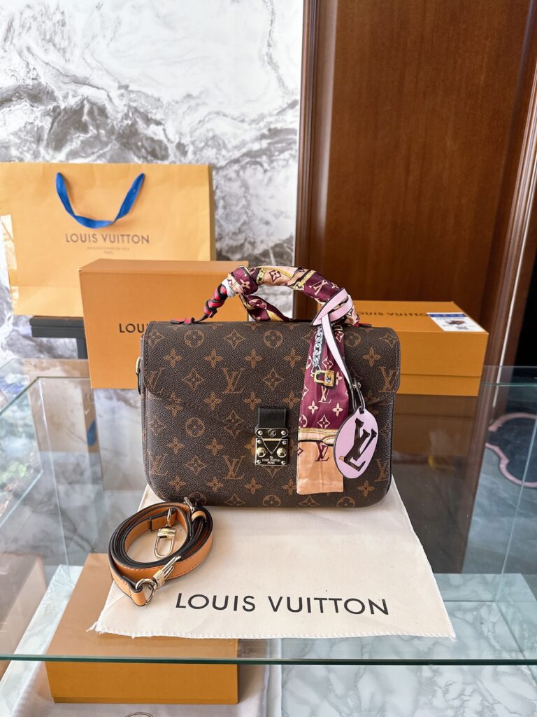 Louis Vuitton Tis Leather Scarf editorial product context 1