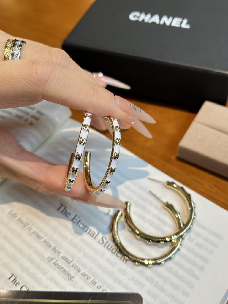 Designer Ring editorial product context 2