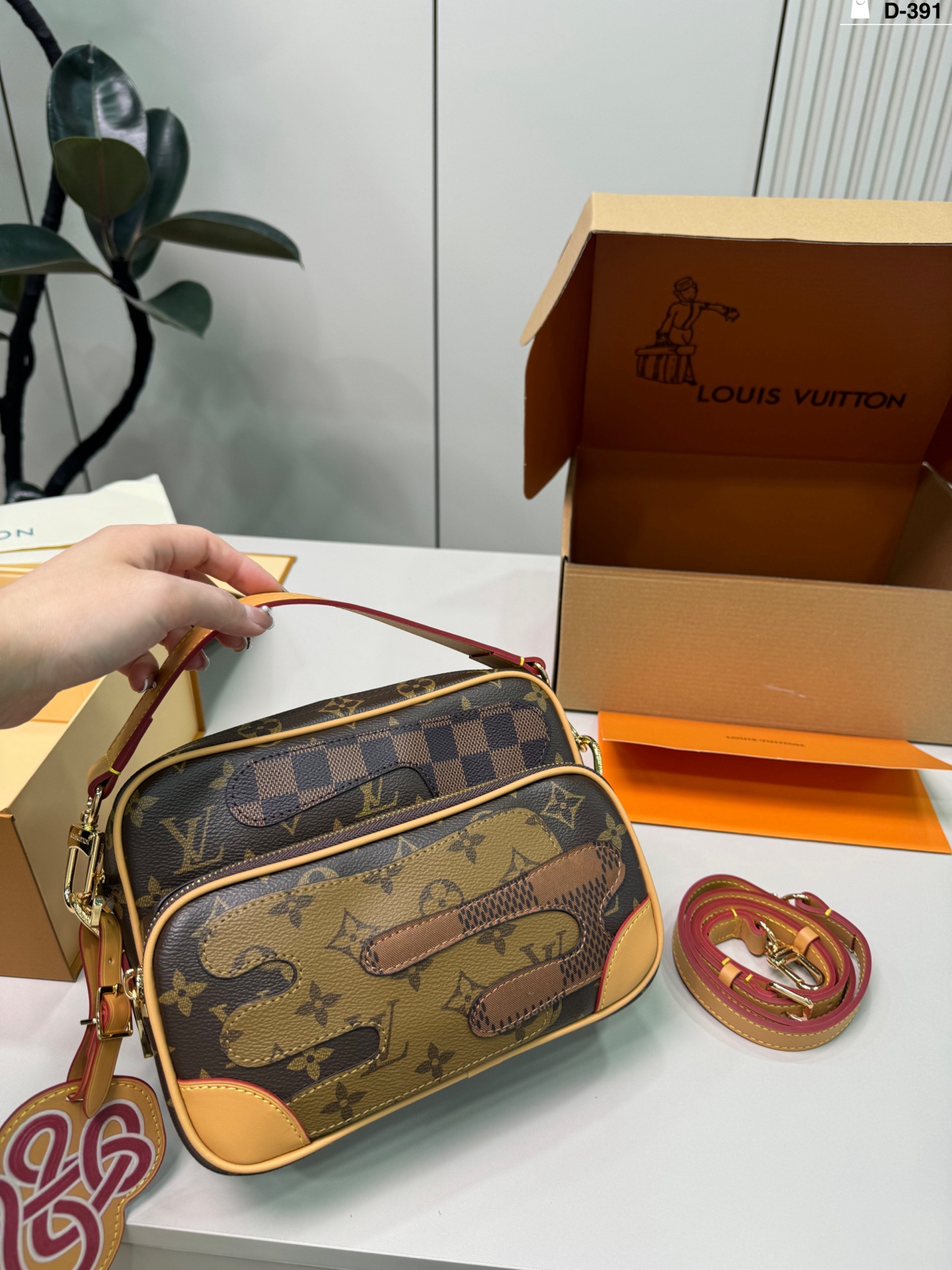 Luxury p150 D-391 22 16 LVxNigo NIL OK Bag