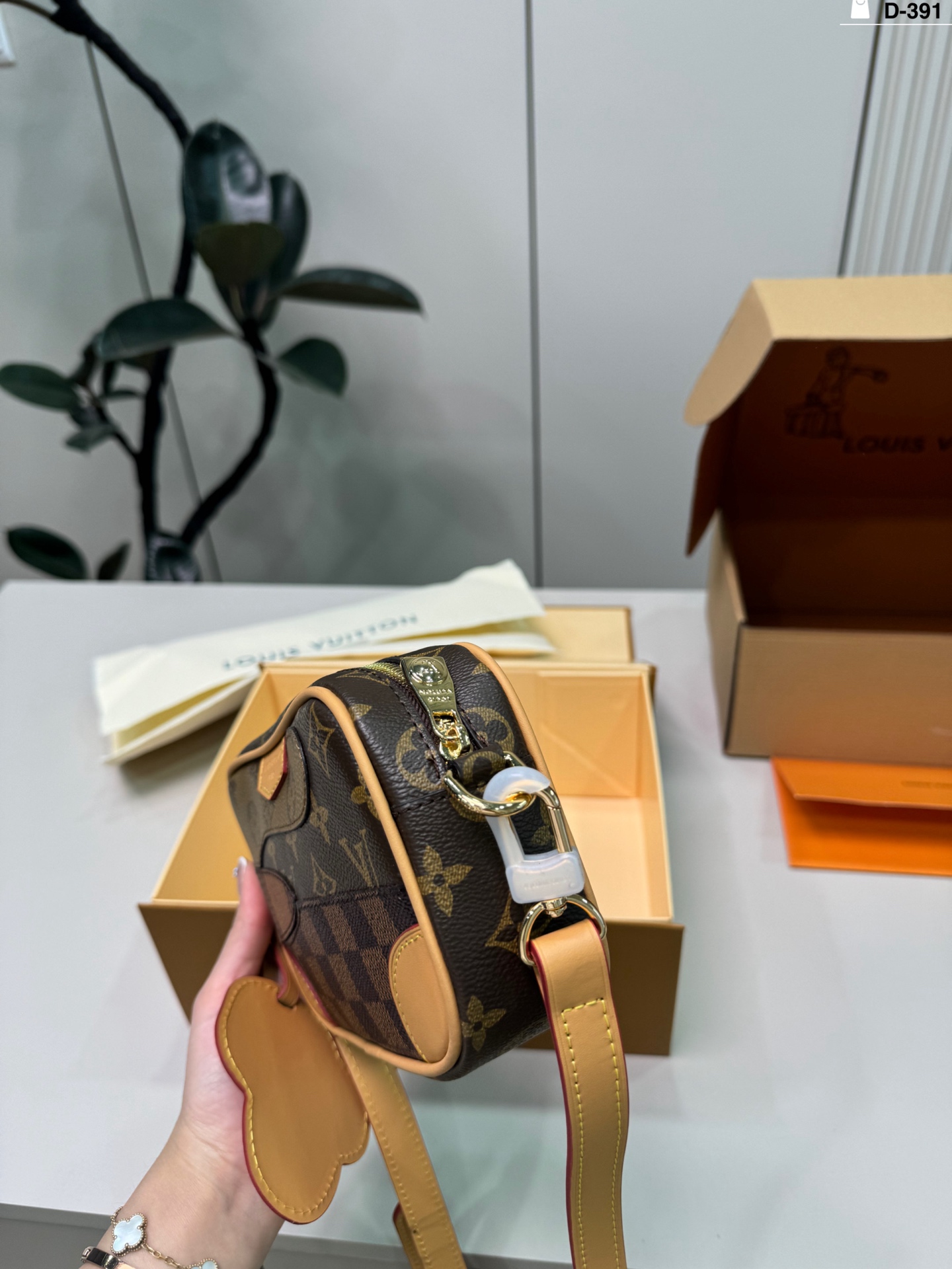 Louis Vuitton p140 D-391 20 12 Nigo Trocadro LV2025 Bag
