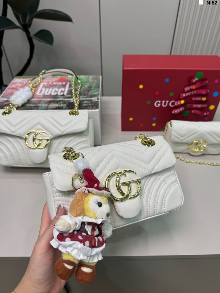 Gucci Marmont Mini The Leather Wallet editorial product context 1