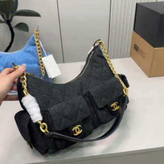 Chanel 22 Iconic Quilted Leather THE IS modern icon crafted IN supple This luxurious features diamond quilting AND chain strap allowing FOR comfortable OR wear spacious interior perfect carrying ALL your essentials making IT AN ideal everyday Finished with signature hardware Highlights Materials material-leather Crossbody Bag