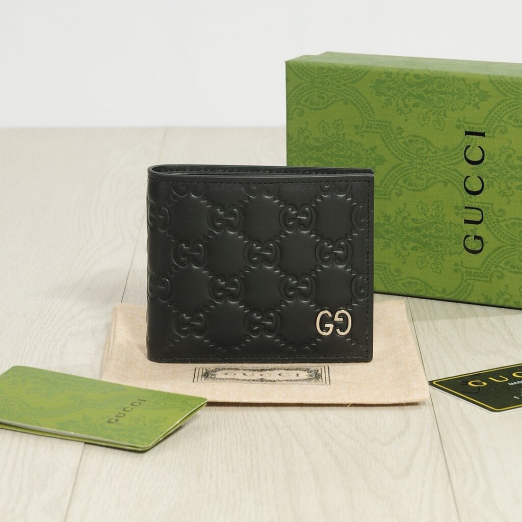 Gucci GG Marmont Card Holder editorial product context 1
