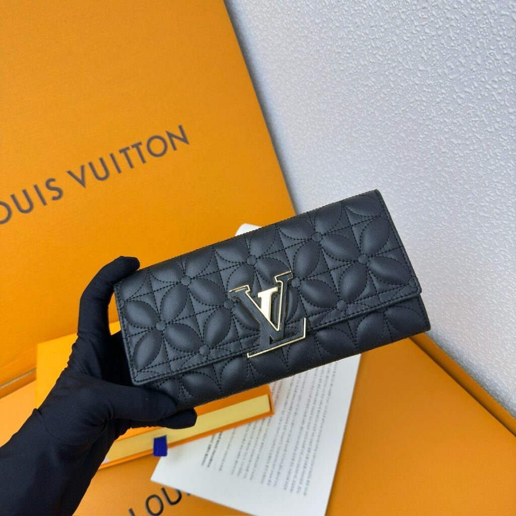 Louis Vuitton ON Chain Wallet editorial product context 2