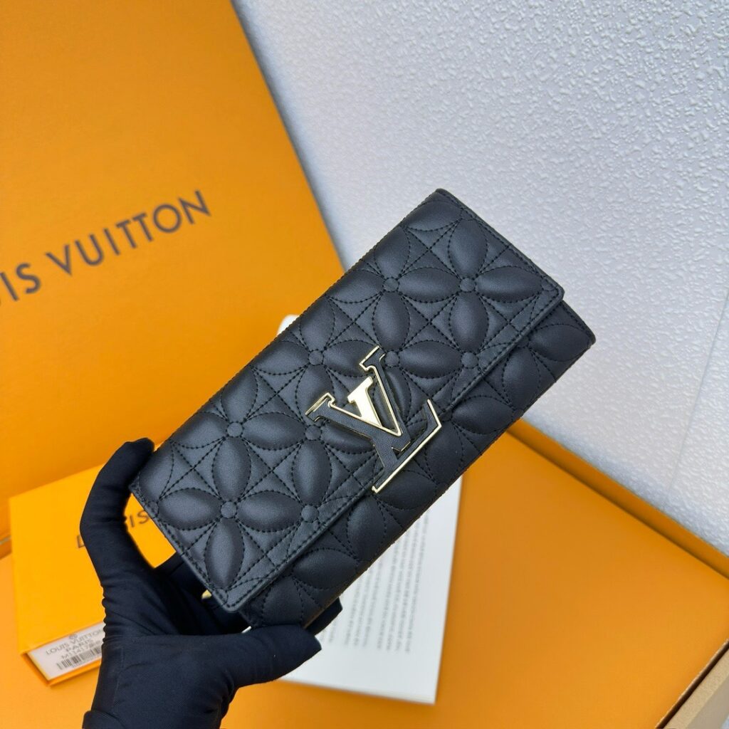 Louis Vuitton ON Chain Wallet editorial product context 3
