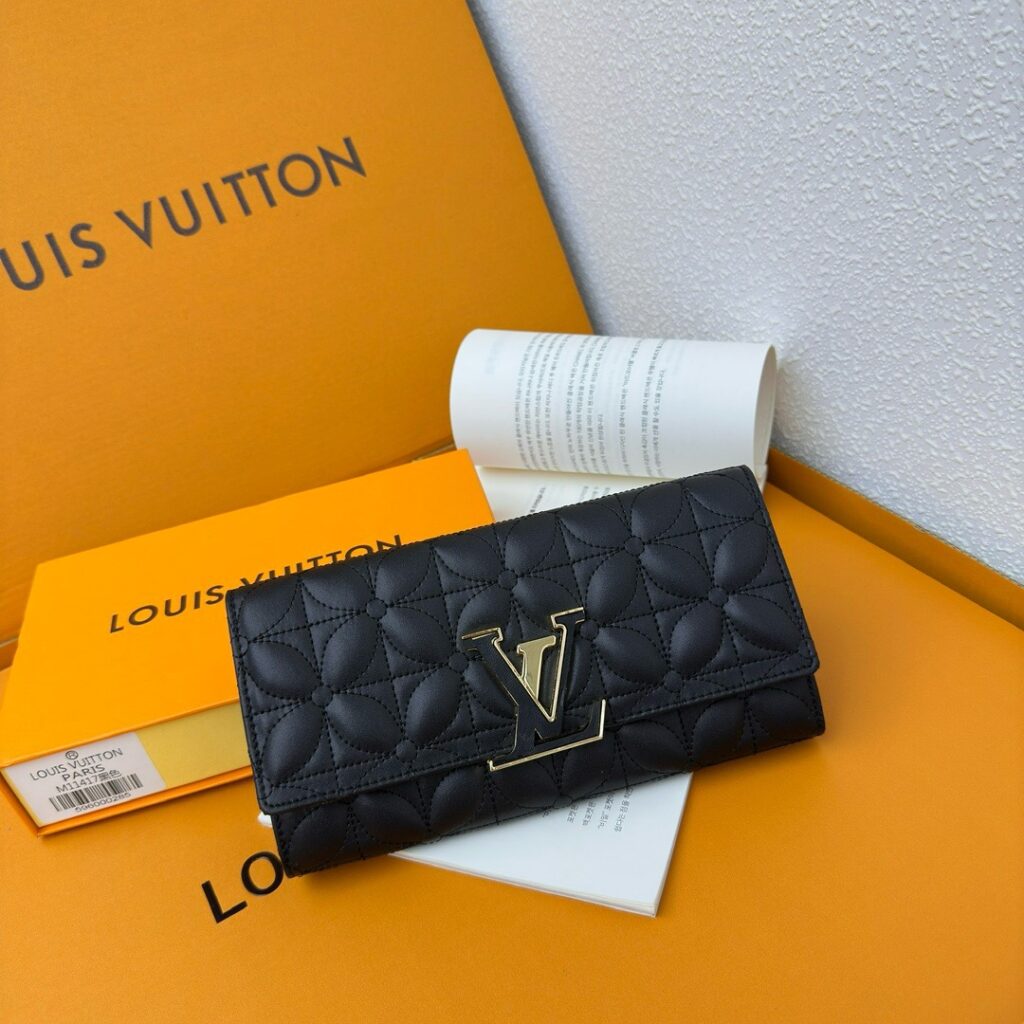 Louis Vuitton Sienna Wallet editorial product context 1
