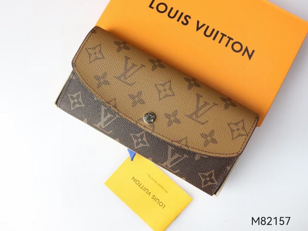 Louis Vuitton Chelsea Wallet editorial product context 1