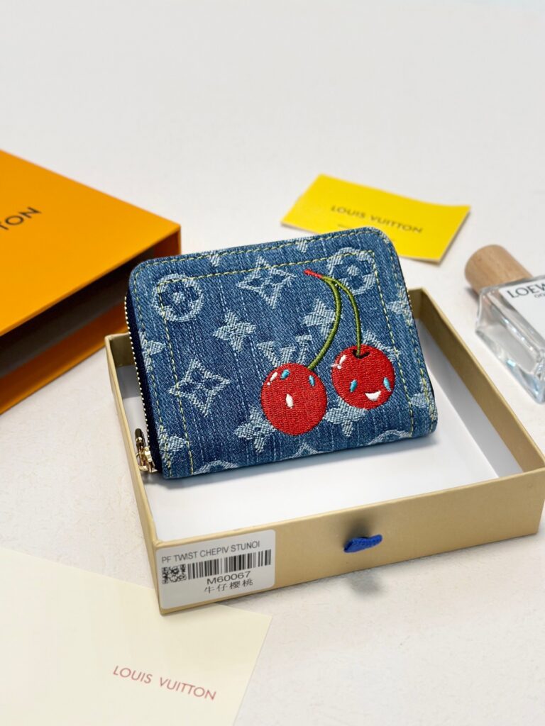 Louis Vuitton PF Twist Chepiv Stunoi Wallet editorial product context 1