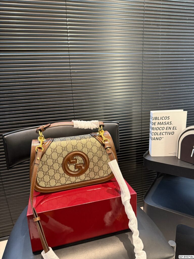 Gucci Horsebit Shoulder Bag editorial product context 1