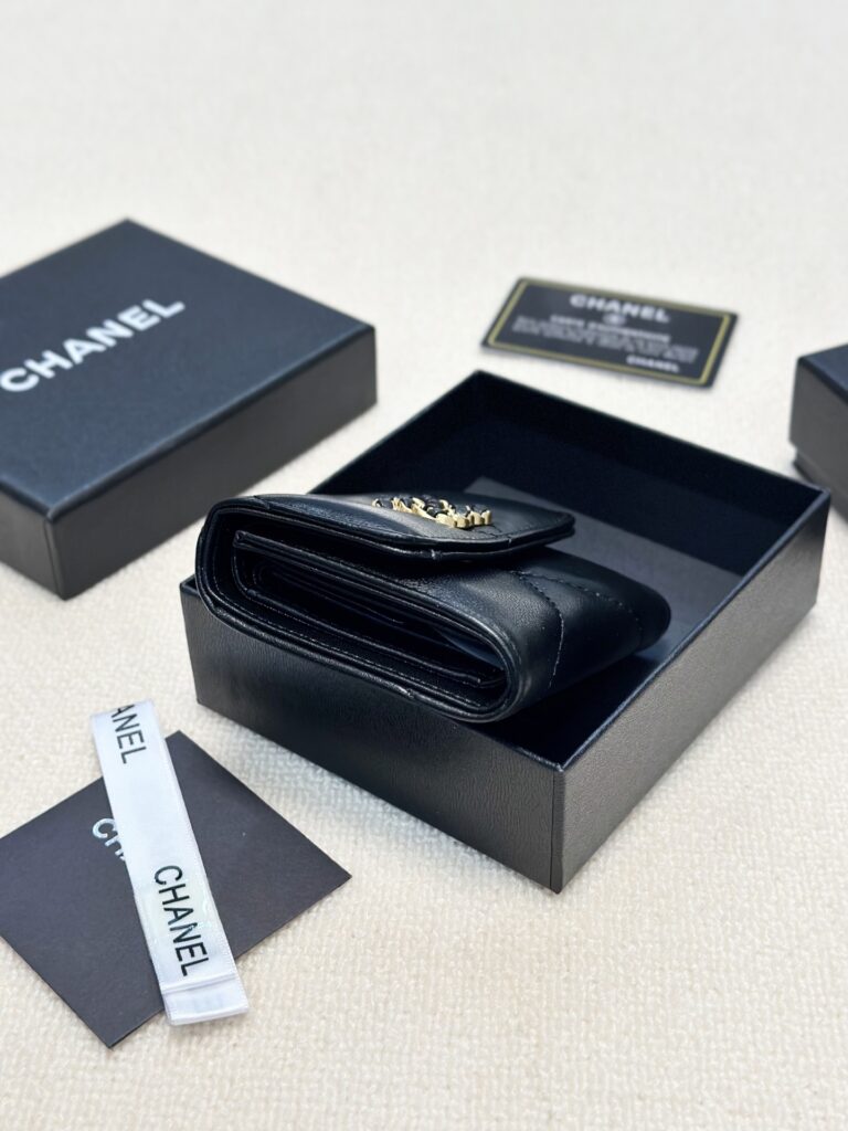 Designer V Wf Bag editorial product context 3