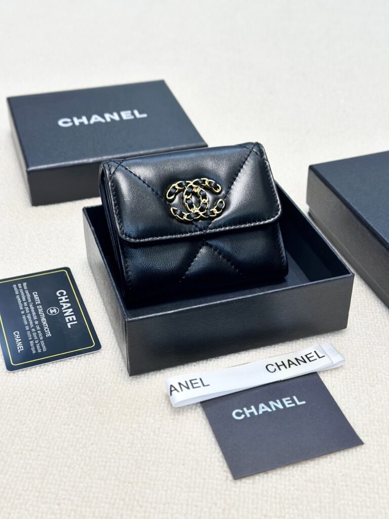 Designer V Wf Bag editorial product context 1