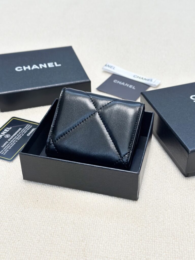 Designer V Wf Bag editorial product context 2
