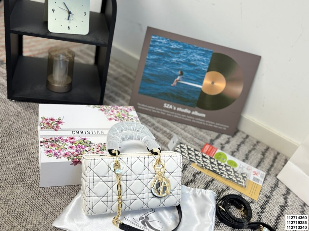 Dior p135 p130 p125 26 14 23 Clutch 1.9 x editorial product context 3