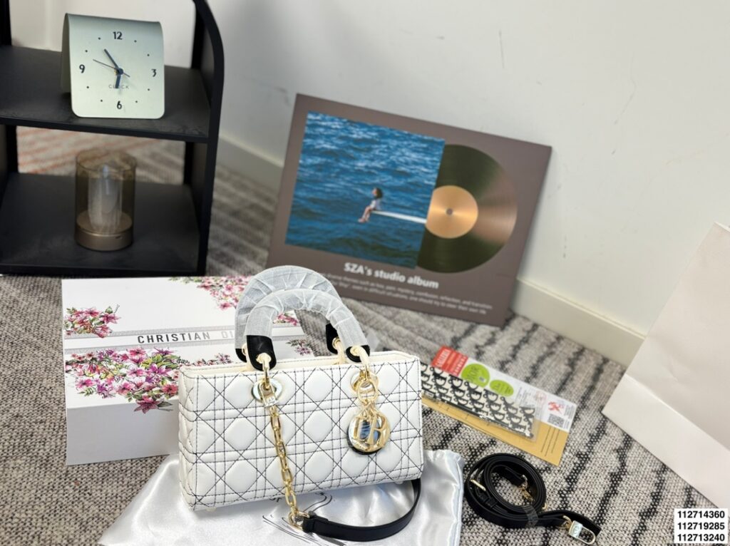 Dior p135 p130 p125 26 14 23 Clutch 1.9 x editorial product context 2