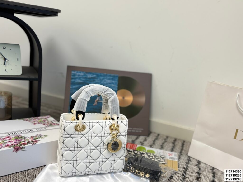 Dior p135 p130 p125 24 20 21 Clutch 1.9 x editorial product context 3