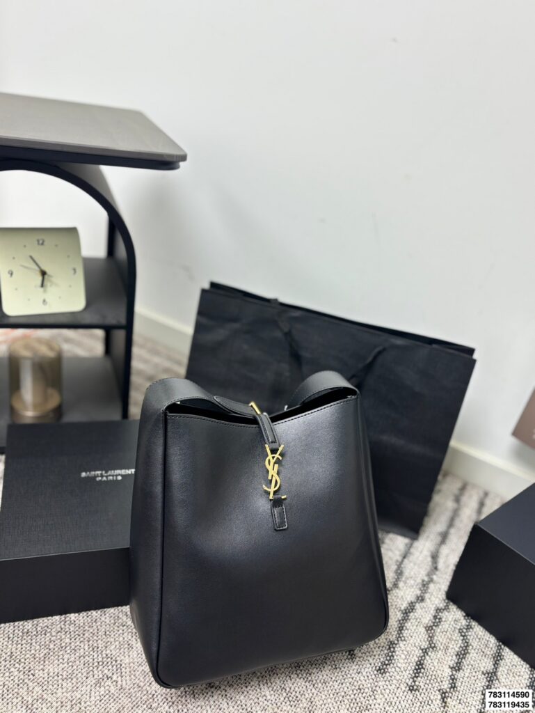 Saint Laurent p155 p150 hobo 30 29 Material Clutch 1.9 editorial product context 2