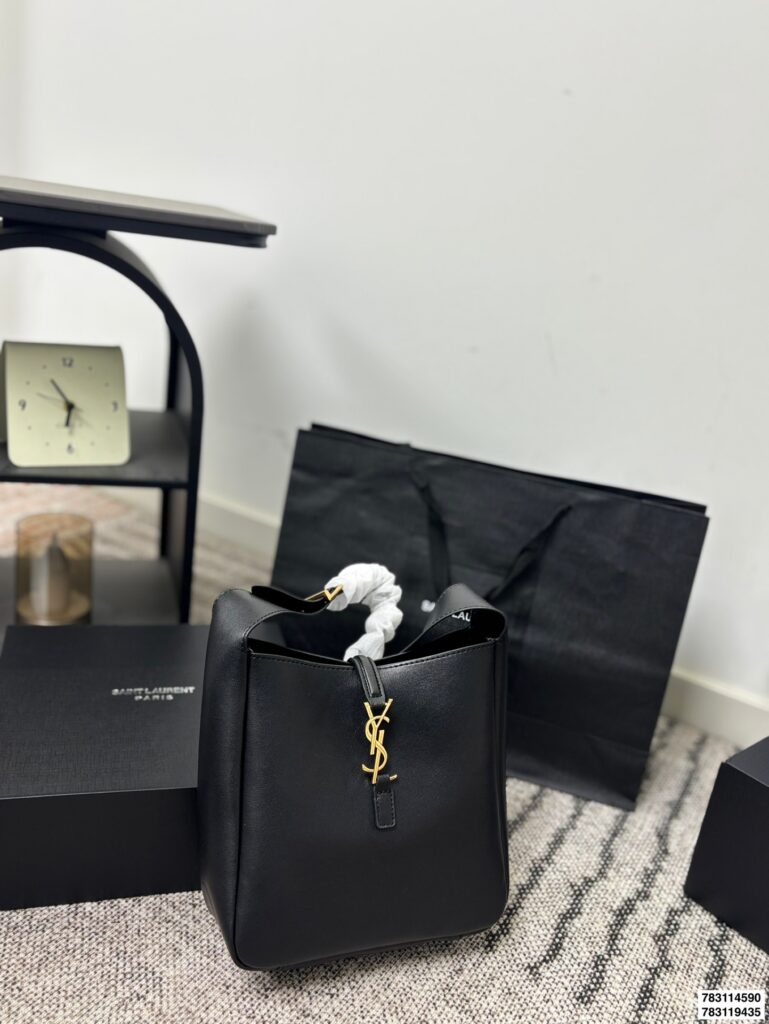 Saint Laurent p155 p150 hobo 30 29 Tote Bag editorial product context 3