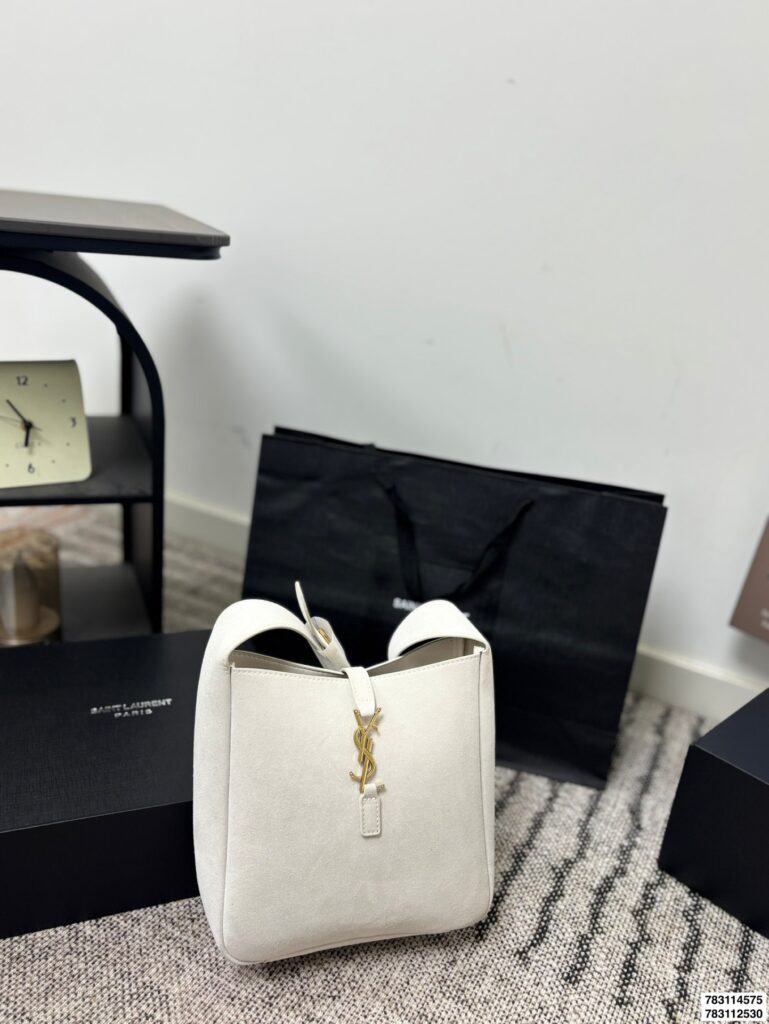 Saint Laurent p160 p155 30 29 Material Calfskin Clutch 1.9 editorial product context 3
