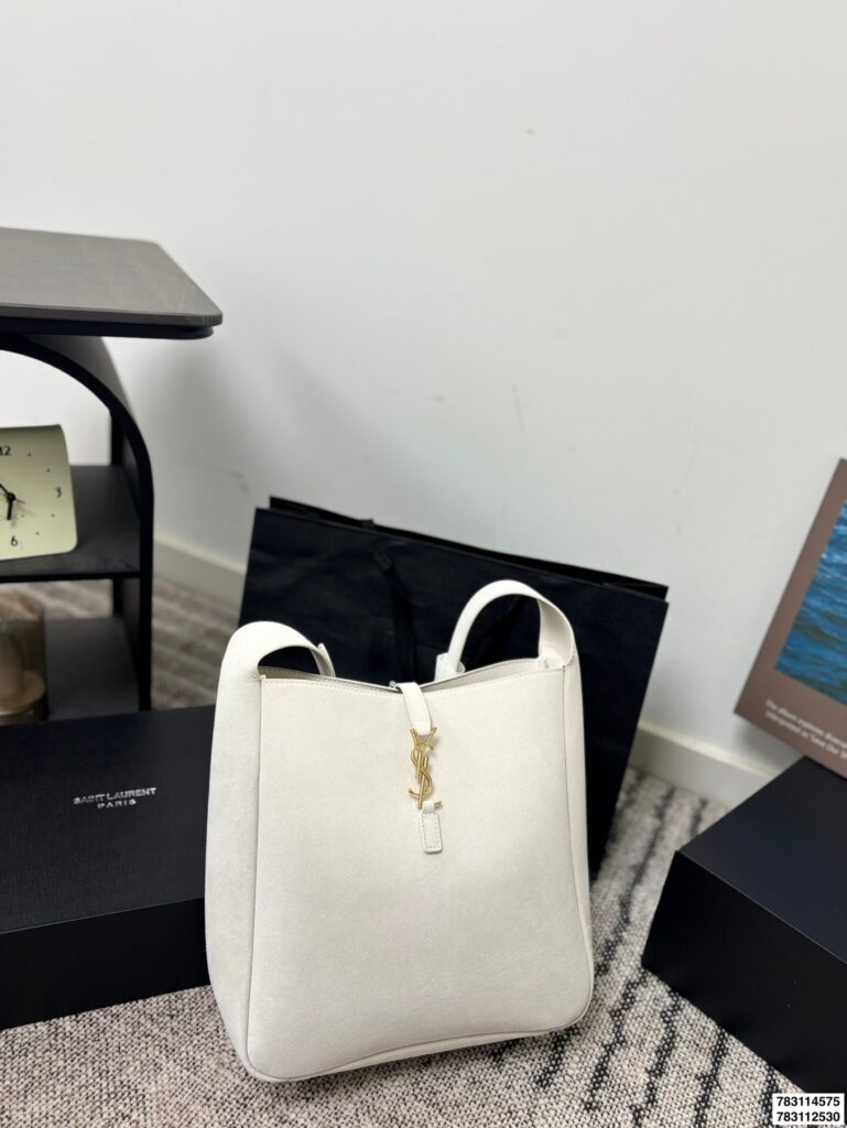 Saint Laurent p160 p155 30 29 Material Calfskin Clutch 1.9 editorial product context 2