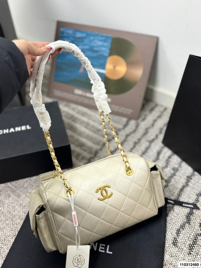 Chanel p145 30 15 Clutch 1.9 x 1.1 x 0.2 editorial product context 1