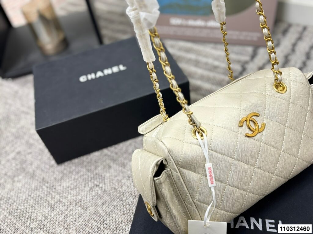 Chanel p145 30 15 Clutch 1.9 x 1.1 x 0.2 editorial product context 3