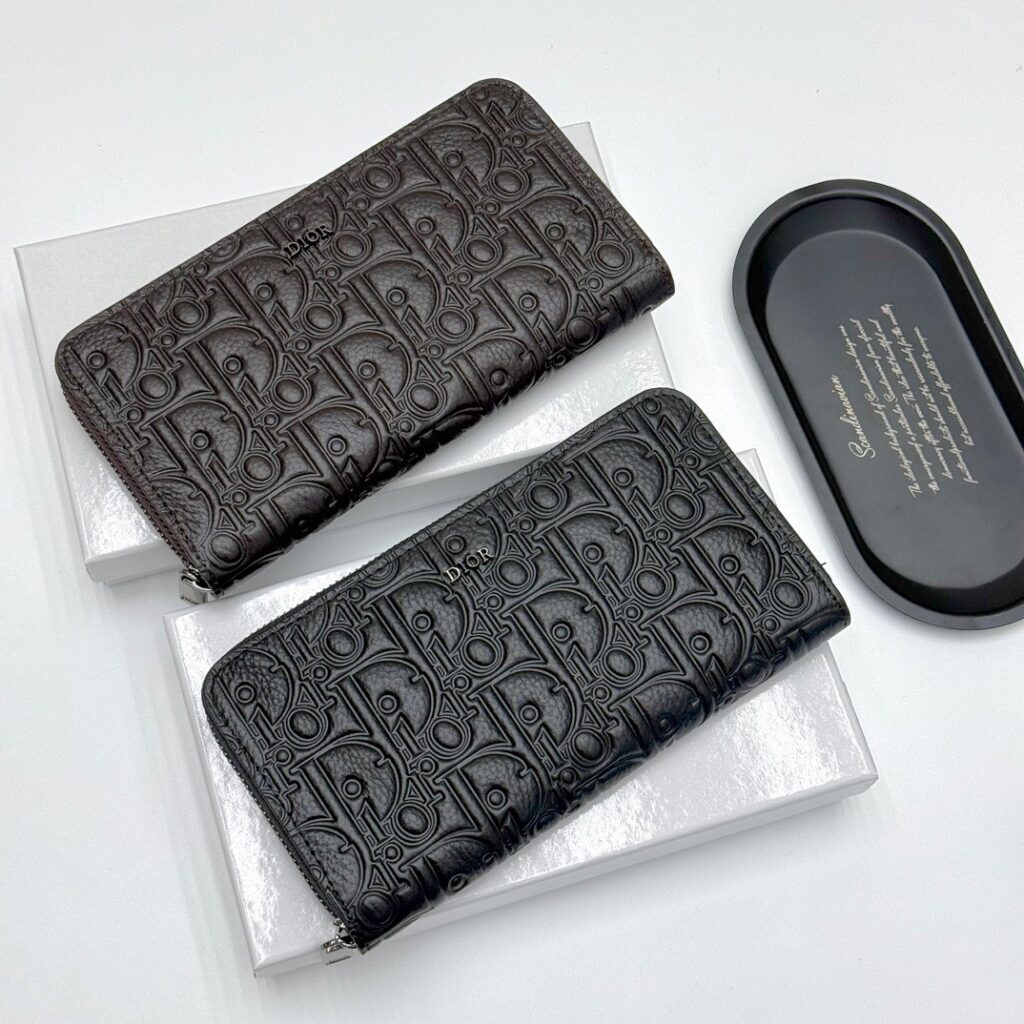 Dior Oblique Black Leather Wallet editorial product context 1