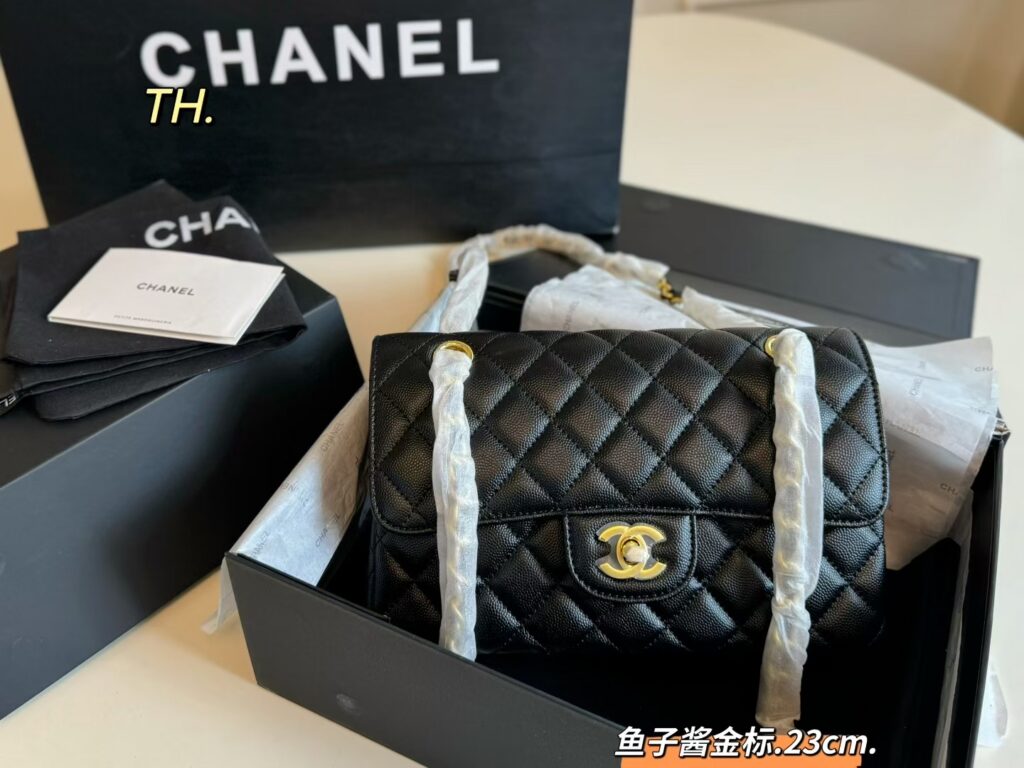 Chanel Cf Bag 23 x 14 cm editorial product context 1